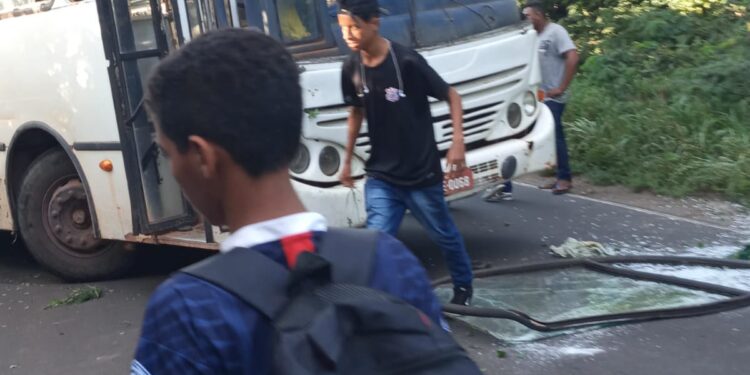 Quase tragédia! Ônibus escolar sucateado e cheio de alunos quebra a barra de direção em Caxias