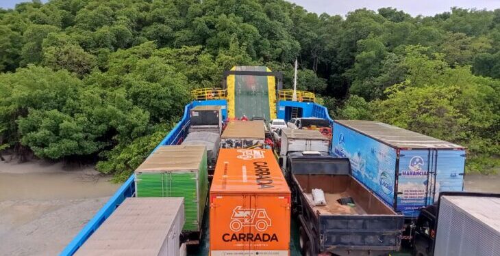 Ferry-boat erra o caminho e acaba encalhado em mangue com passageiros dentro
