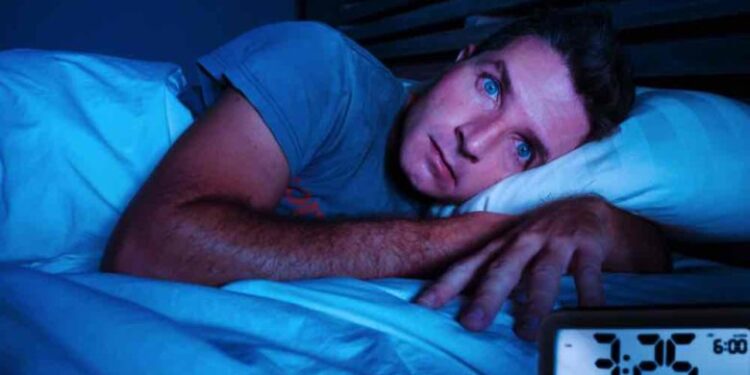 Dormir mal é tão nocivo quanto fumar, segundo nova diretriz médica