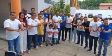 Weverton vota em escola na Divinéia acompanhado de família e comitiva