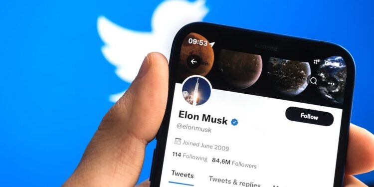Twitter combate “insultos” após Elon Musk oficializar compra da rede social