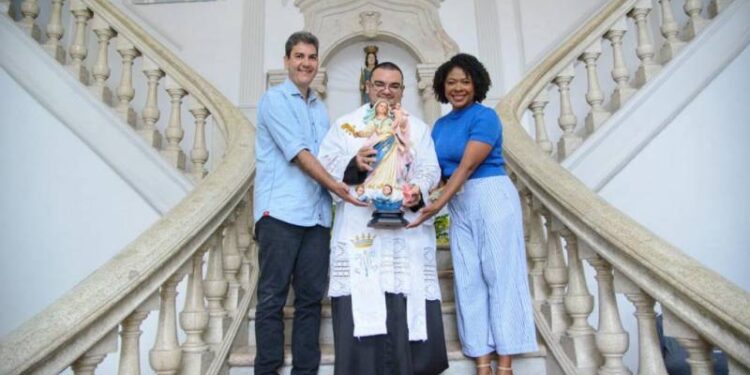 Prefeitura de São Luís recebe visita da imagem peregrina de Nossa Senhora da Vitória
