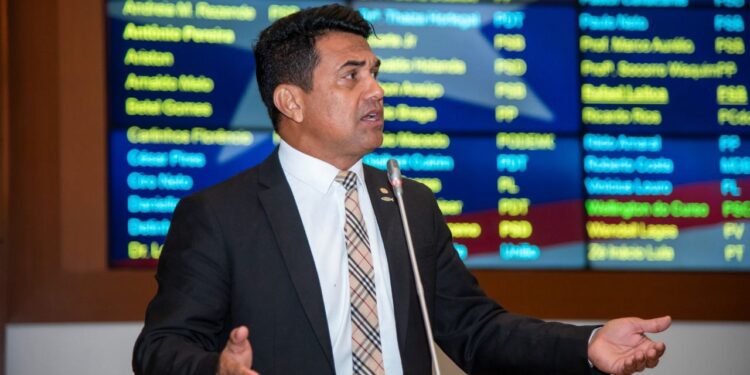 Wellington do Curso se mantém firme e é o único deputado a votar contra o aumento de impostos no Maranhão