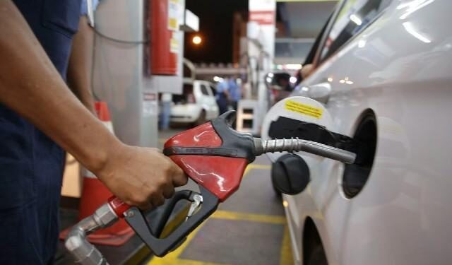 Governo dá 48 horas para entidades de postos explicarem aumento da gasolina