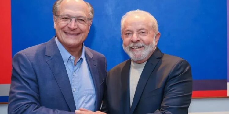 Com presença de Lula, Alckmin toma posse como ministro do novo governo