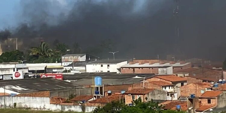 Vídeo: Incêndio no shopping Rio Anil deixa pessoas feridas e muito tumulto no local