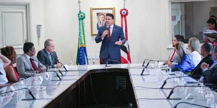 Felipe Camarão toma posse como governador interino