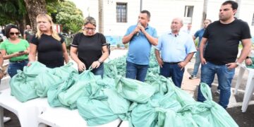 Câmara entrega 2 toneladas de peixe para servidores e público externo em alusão à Semana Santa