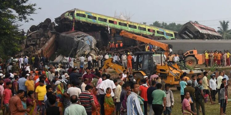 Sobe para 288 o número de mortos em acidente de trem na Índia