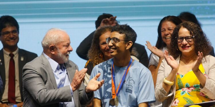 Lula defende mais investimentos públicos em educação