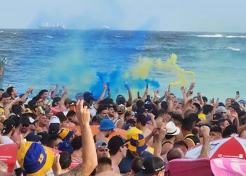 Um dia após tumultos, torcedores do Boca voltam a lotar trecho da Praia de Copacabana