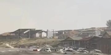 Tsunami meteorológico arrasta carros e assusta frequentadores de praia de SC: ‘Boiaram na maré’, diz pescador