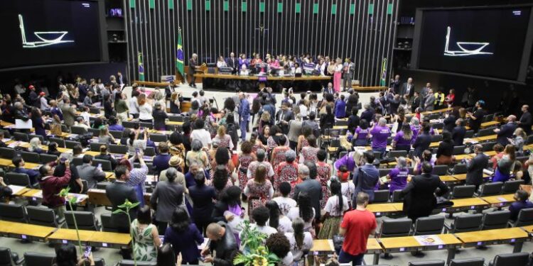 Sessão na Câmara dos Deputados homenageia Marielle Franco e cobra justiça