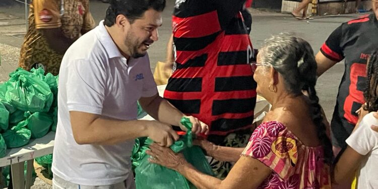 Dr Joel distribui peixes em bairros de São Luís, na Semana Santa.